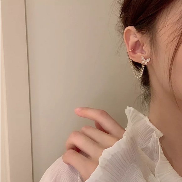 "Fluttering Free" Butterfly Diamond Cuff Stud Gold Silver Dainty Pearl Earrings - Picture 5 of 12